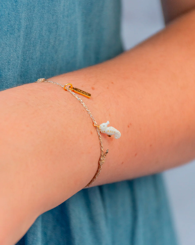 PULSERA CUERDA CON CHARM CABALLITO DE MAR D272 01