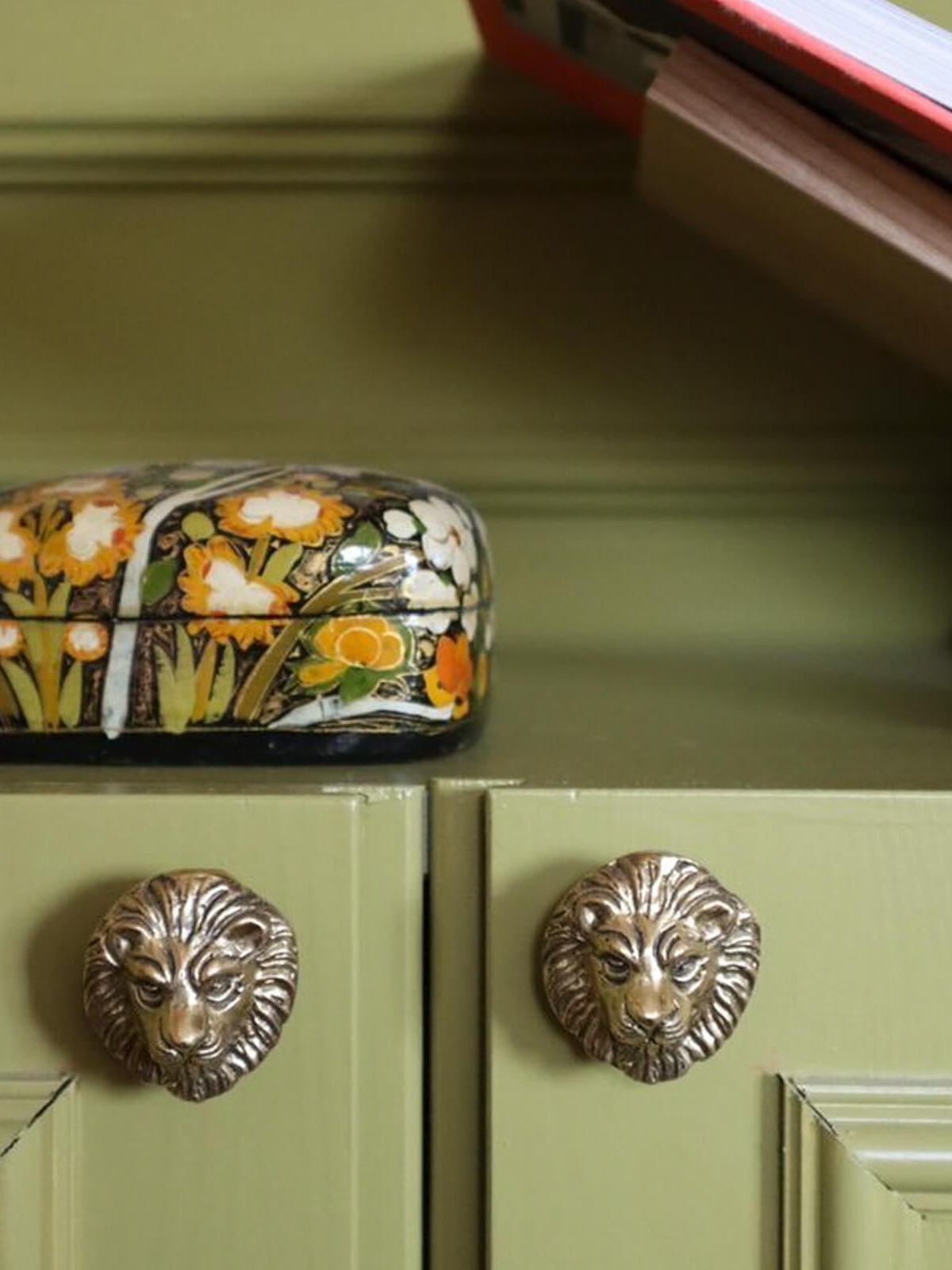 lovesome-lion-knob-1-doing-goods-1.10.15.031.923.4-em-6-web